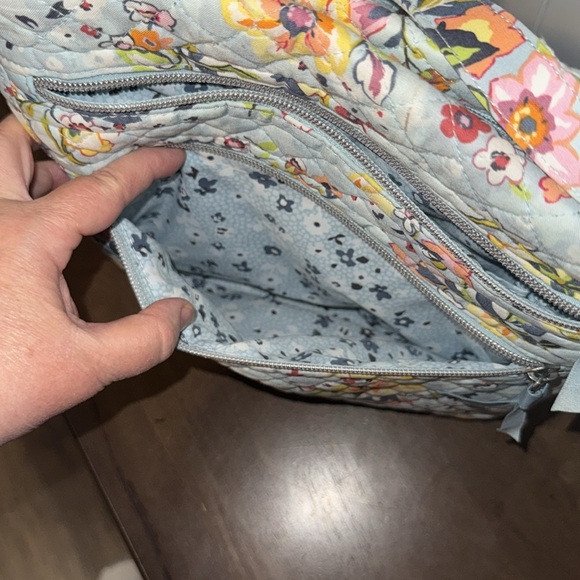 Vera Bradley light blue flower pattern triple zip crossbody purse - Picture 10 of 17
